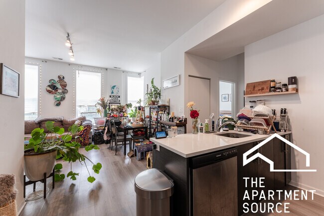 Building Photo - 2022 S Throop St