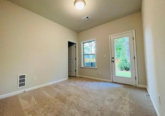 Building Photo - 3745 Davis Cir