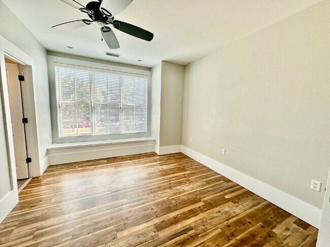 Building Photo - Two Bedroom Condo in the Heart of the Bluffton Promenade!