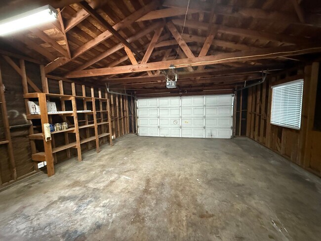 Building Photo - Fully remodeled single story located in Lakewood School District!