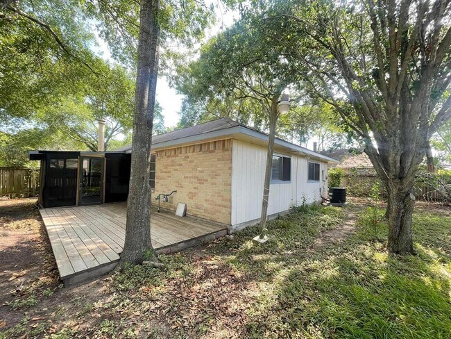Building Photo - 14227 Clear Forest Dr