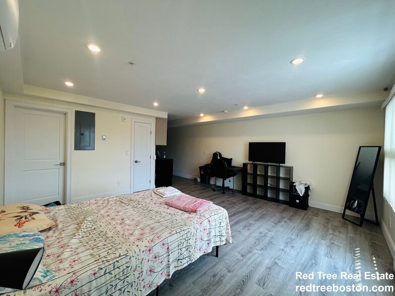 Building Photo - 1028a Commonwealth Ave