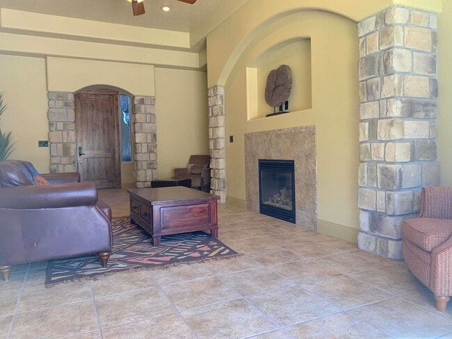 Building Photo - This Gorgeous Home is in the Tonaquint Ter...