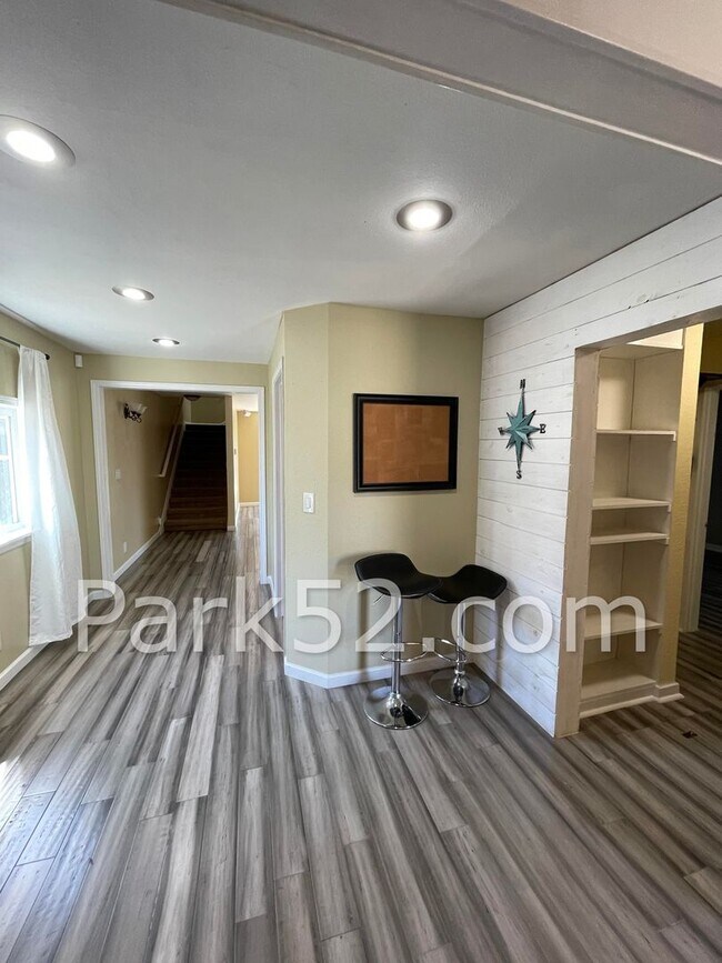 Building Photo - 4 Bedroom Single Family Home