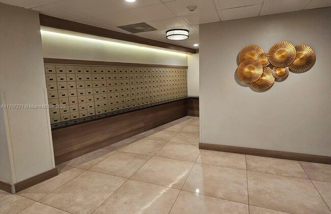 Building Photo - 3731 N Country Club Dr