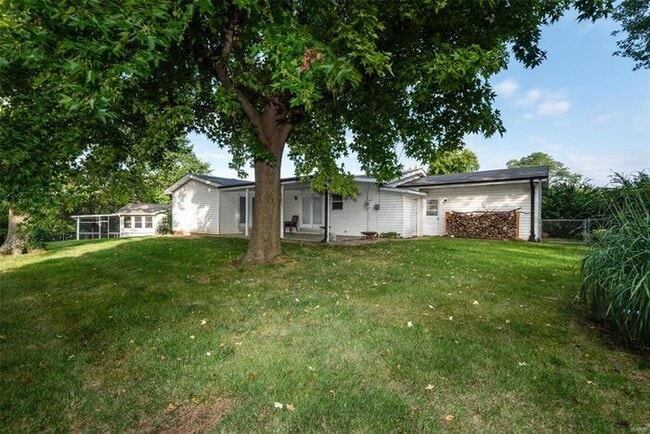 Building Photo - Fantastic 3bd/3ba home! Coming soon!