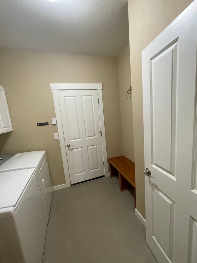 Building Photo - Beautiful Home with lots of upgrades