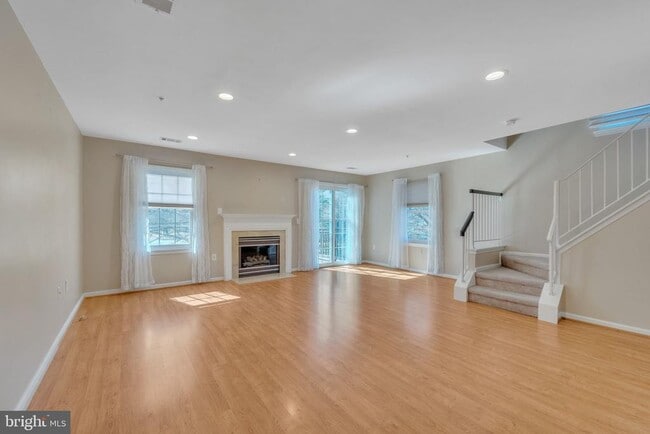 Building Photo - 1903 Pawlet Dr