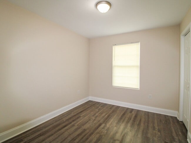 Building Photo - 140 Meadows Ln