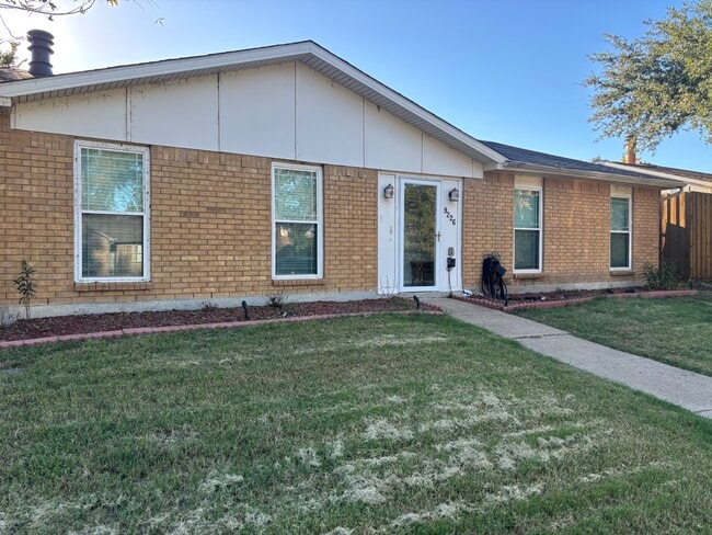 Building Photo - 9226 Millwood Dr