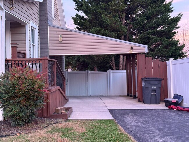 Building Photo - 146 E Park Dr