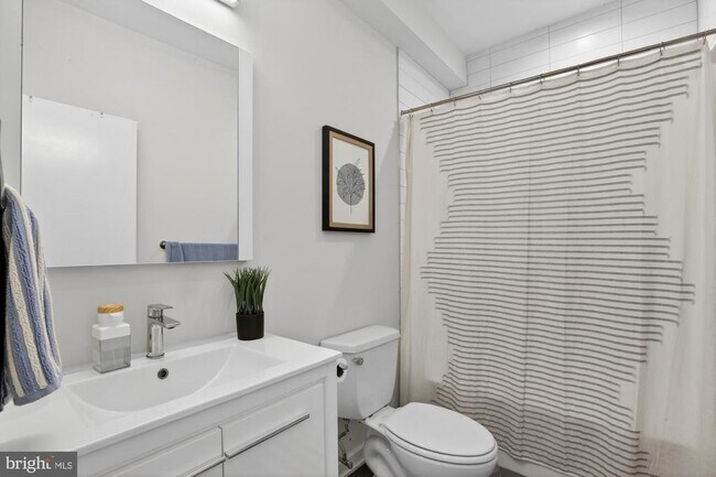 Building Photo - 381 Martin St