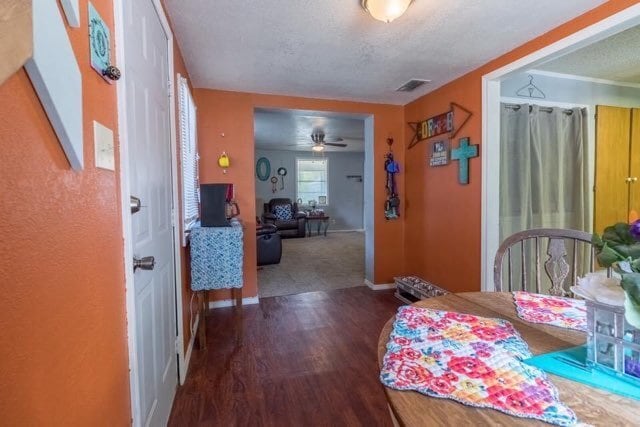 Building Photo - 2 bedrooms upstairs, 1 downstairs 1 bath c...