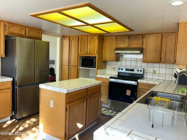 Building Photo - 1809 Lakeland Hills Dr