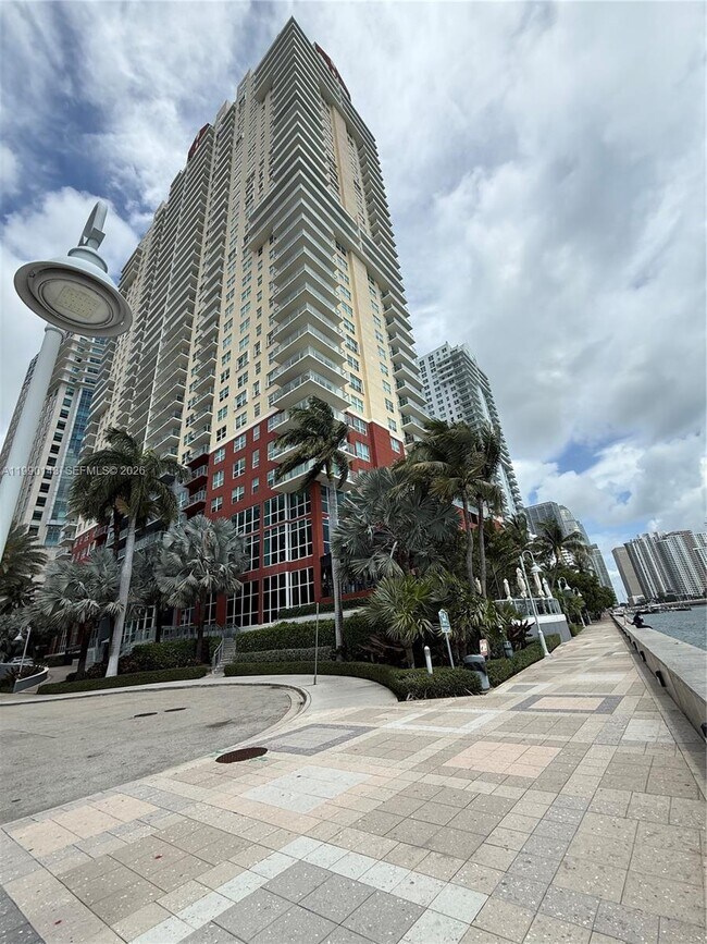 Building Photo - 1155 Brickell Bay Dr