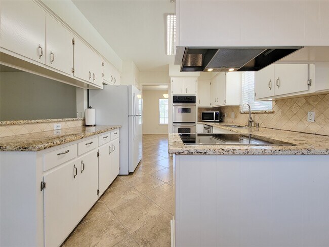 Building Photo - 2115 Forest Oaks Dr