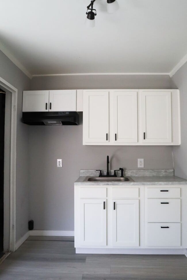 Building Photo - 3 Bed Home in Waverly with Modern Charm, G...