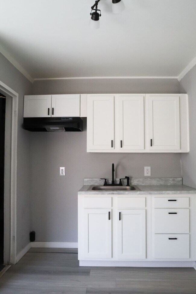 Building Photo - Modern Charm on Waverly: Renovated 3-Bed H...