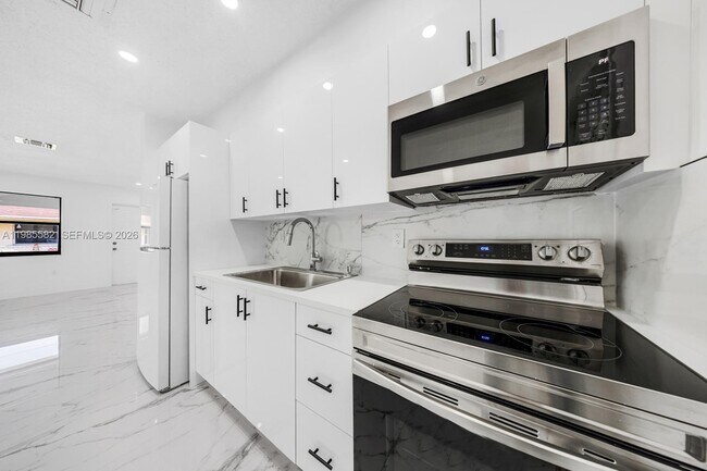 Building Photo - 6172 SW 44th St