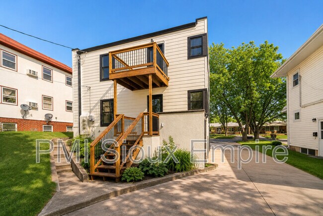 Building Photo - 1303 S Center Ave