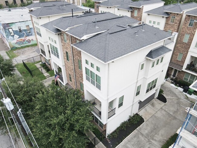 Building Photo - 3408 La Branch St