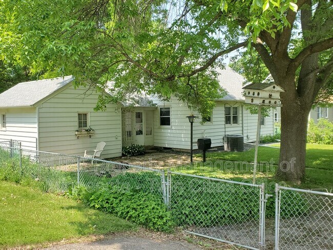 Building Photo - 425 Adams Ave