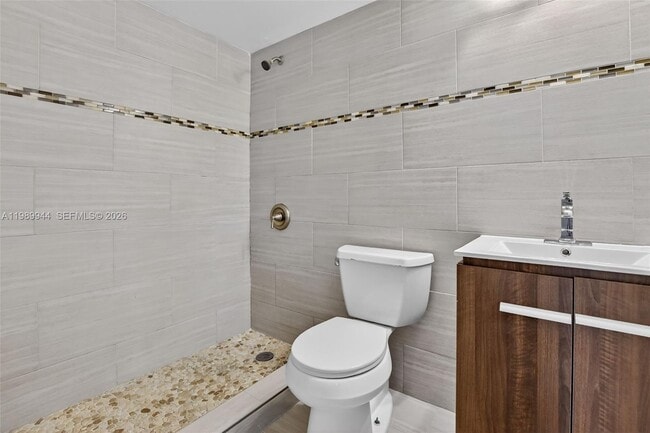 Building Photo - 400 Palm Cir W