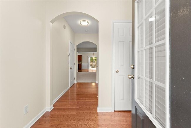 Building Photo - 5165 Sherwood Way