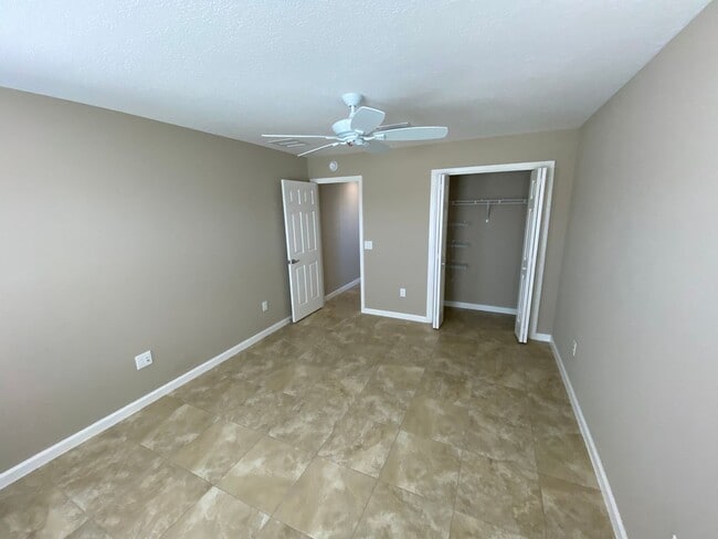 Building Photo - Beautiful Unfurnished 3 bed, 2 bath ANNUAL...