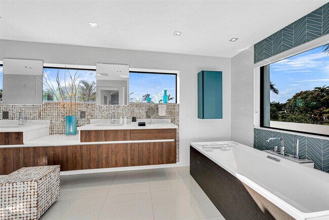 Building Photo - 1430 S Ocean Dr