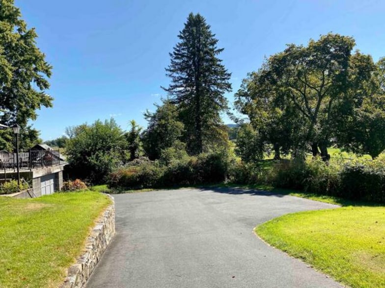 Building Photo - 319 Bridge St