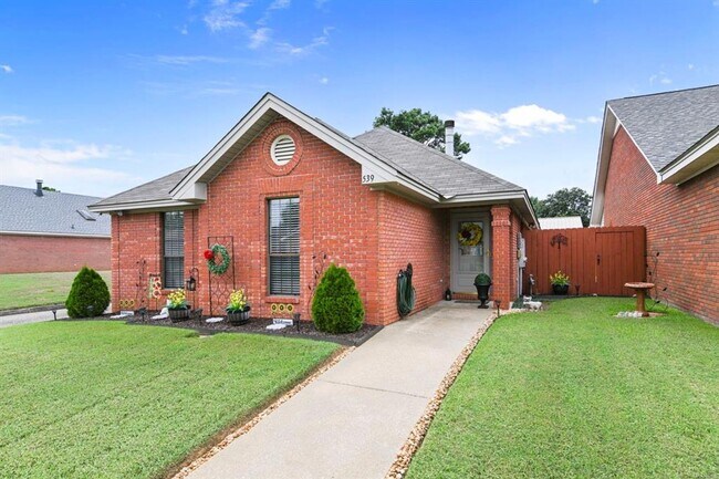 Building Photo - 539 Sheila Blvd