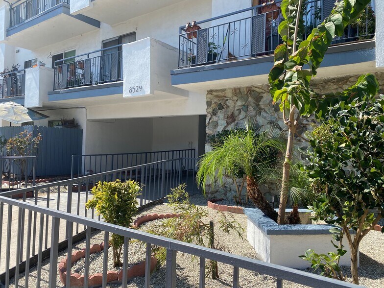 Building Photo - 8529 Willis Ave