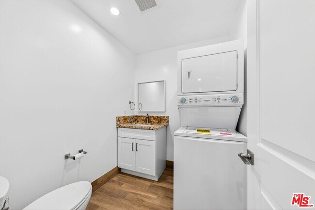 Building Photo - 17623 Burbank Blvd