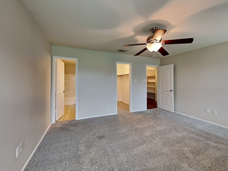 Building Photo - 219 Stable Dr