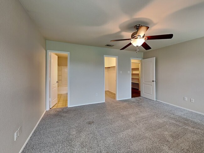 Building Photo - 219 Stable Dr