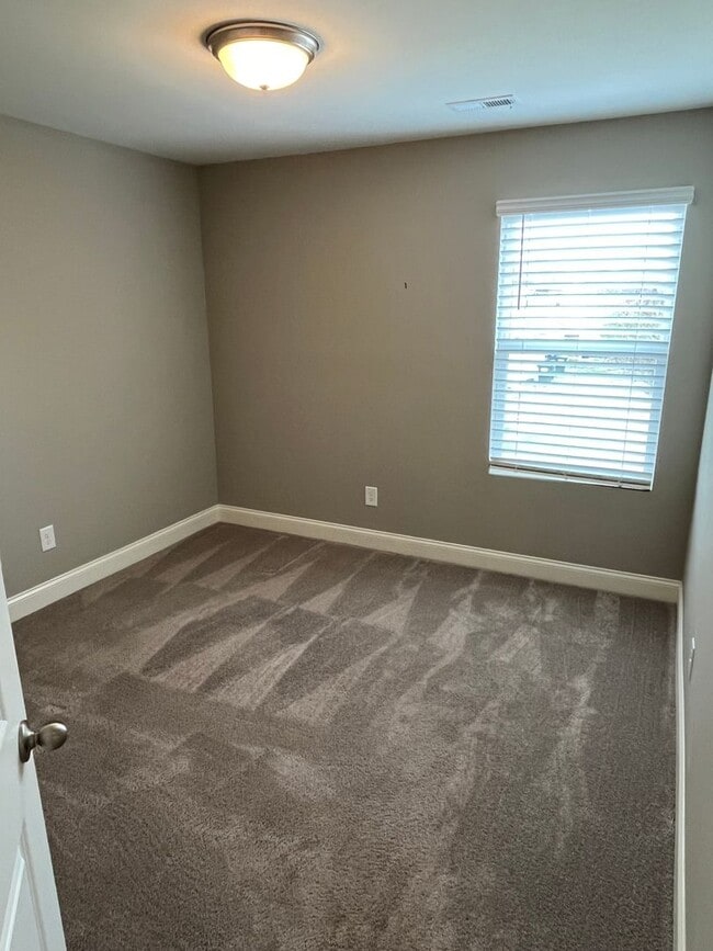 Building Photo - Convenient 3 Bed Townhome near Harrisburg