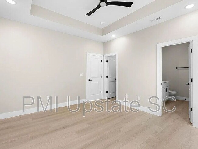 Building Photo - 367 College St