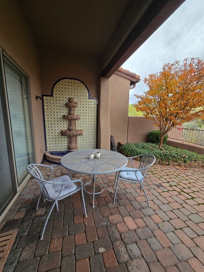Building Photo - 170 Colinas