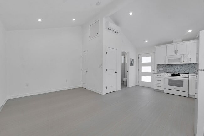 Building Photo - Brand-New Studio Guest House with Modern C...