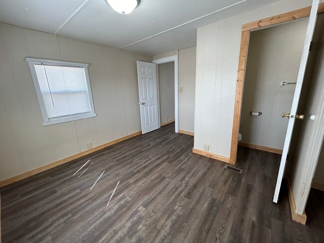 Building Photo - 3 Bed 1.5 Bath Fully Remodeled Mobile Home...