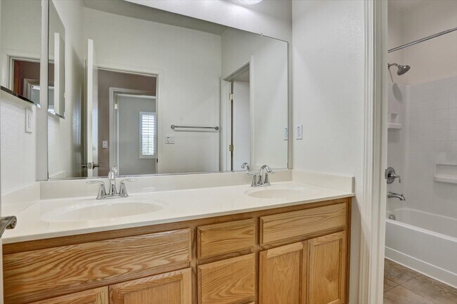 Building Photo - 683 Courtyards Loop