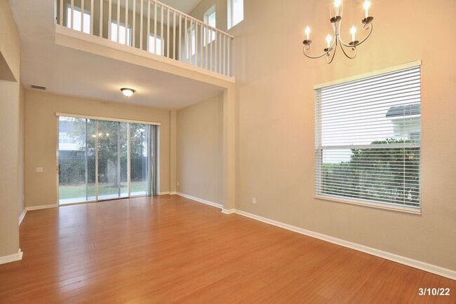 Building Photo - Spacious 2/3.5 Corner Unit Townhome with a...