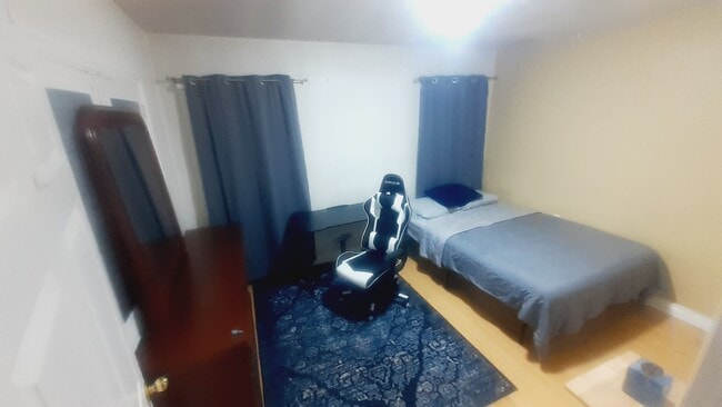 Building Photo - 1400 E Marshall Pl