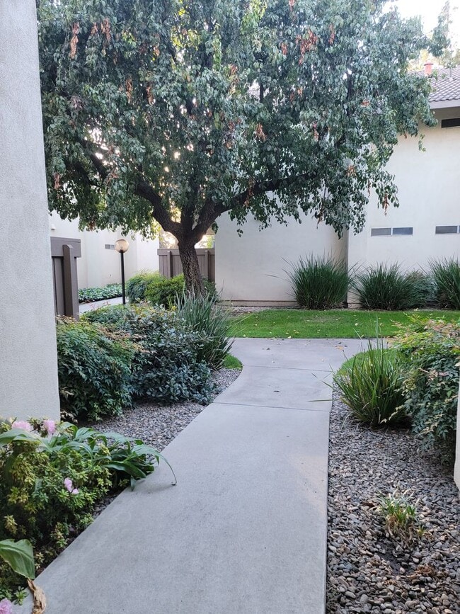 Building Photo - Condo in the most desired gated community ...