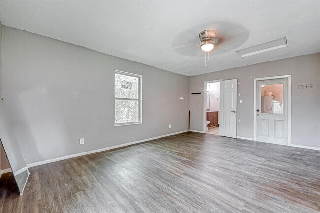 Building Photo - 8605 Dosia St