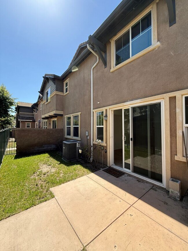 Building Photo - Beautiful 4 Bedroom, 2 1/2 Bathroom Townho...