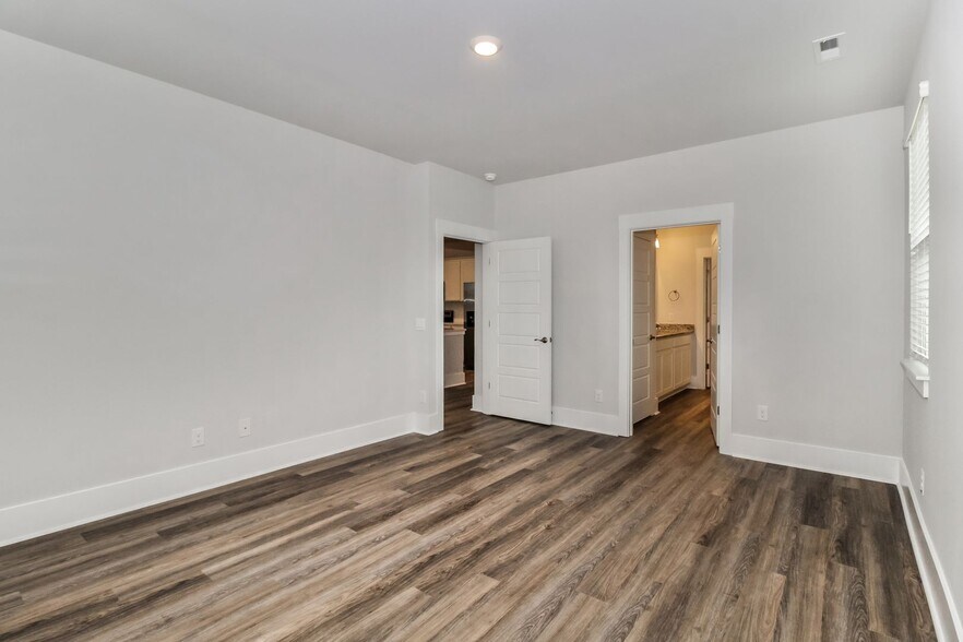 Building Photo - 2028 Cypress Hills Dr SE