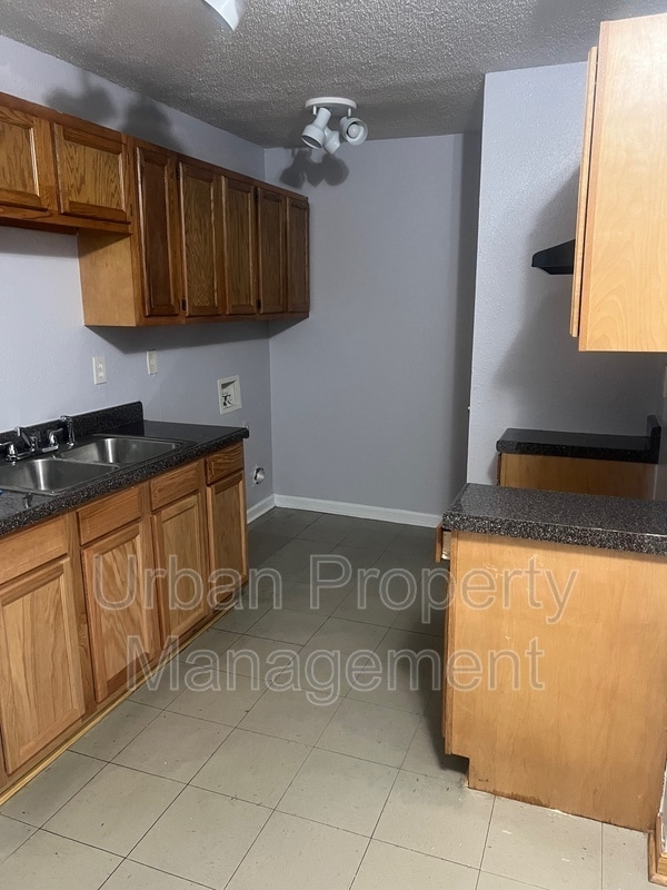 Building Photo - 429 Simpson Ave