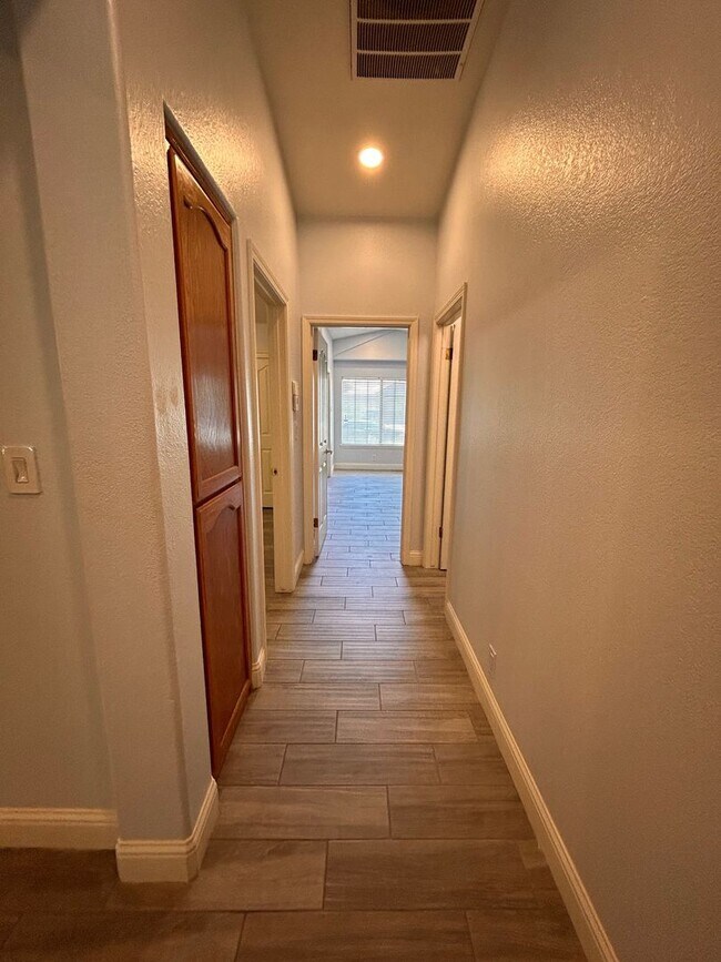 Building Photo - Beautiful Home for rent in Visalia!